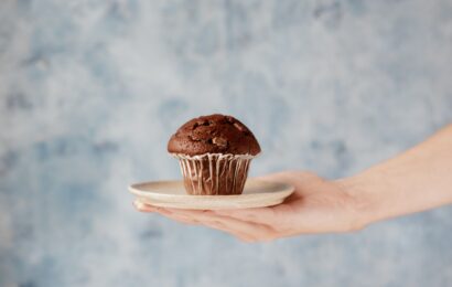 Czekoladowe muffinki z airfryera – przepis na puszysty deser w kilkanaście minut Czekoladowe muffinki z airfryera – przepis na puszysty deser w kilkanaście minut